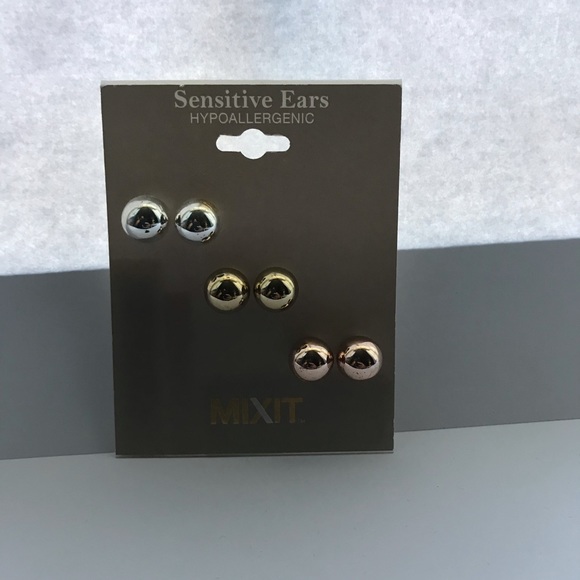 Three sets of earrings - Picture 5 of 5